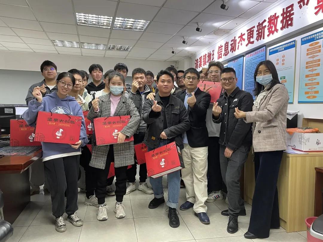 走访慰问，，，年货上门，，，威客电竞VKGAME集团多项行动确保项目部员工“就地”过好年！