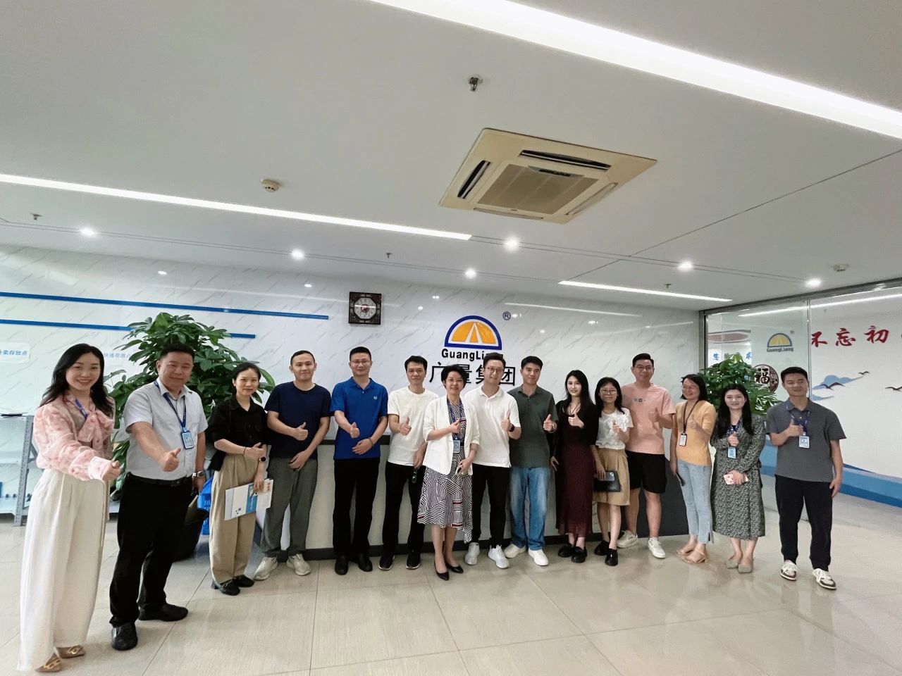 东莞南城都会更新中心携企业考察团莅临威客电竞VKGAME集团旅行交流