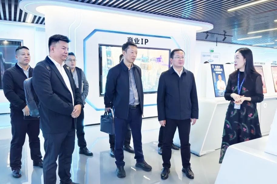 铜仁市大数据局党组书记、局长雷宏一行莅临威客电竞VKGAME集团旅行交流